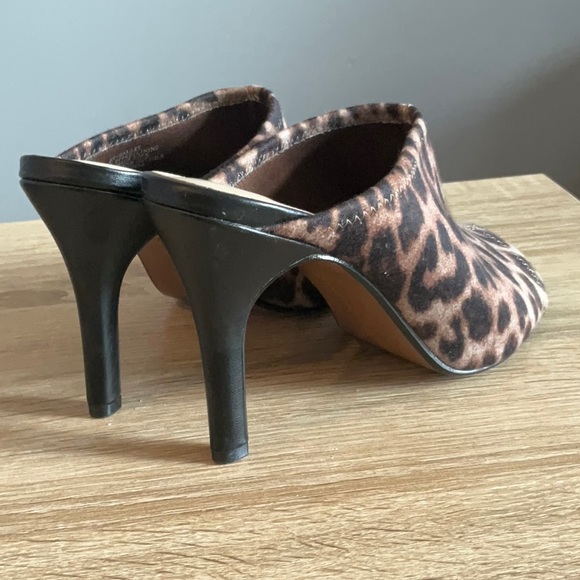 Nwot Adrienne Vittadini Leopard Print Peep Toe Mules Sz 7 - Picture 2 of 5